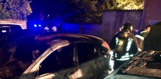 Incendio auto vigili del fuoco