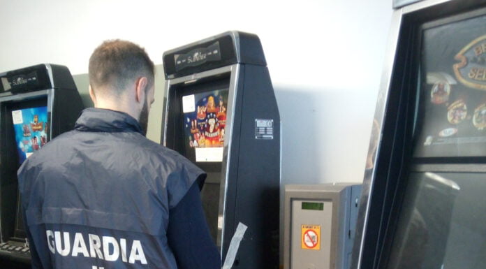 GUARDIA DI FINANZA A VIGNOLA: SEQUESTRATE IN UN BAR CINQUE SLOT MACHINE ABUSIVE