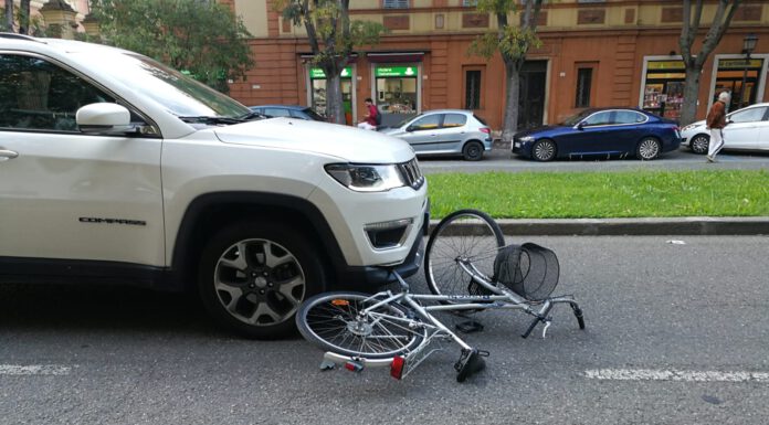CORSO VITTORIO EMANUELE, SCONTRO TRA AUTO E BICI, GRAVE UNA GIOVANE