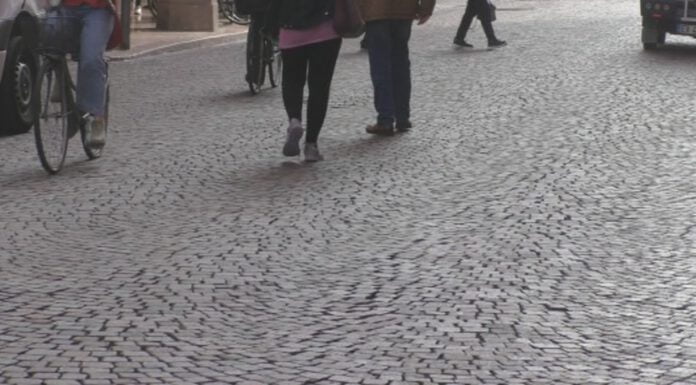 AGGREDITA IN CENTRO: PASSANTE BLOCCA E FA ARRESTARE RAPINATORE