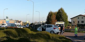 ROTATORIA CONTRADA, SCONTRO TRA DUE MEZZI, SI RIBALTA FURGONCINO