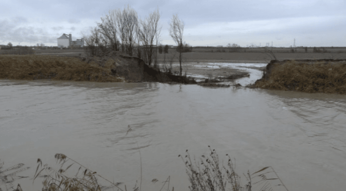 FINALE EMILIA: RIESPLODE IL CASO DISCARICA CON LA ROTTURA DEL DIVERSIVO FINALE EMILIA: RIESPLODE IL CASO DISCARICA CON LA ROTTURA DEL DIVERSIVO