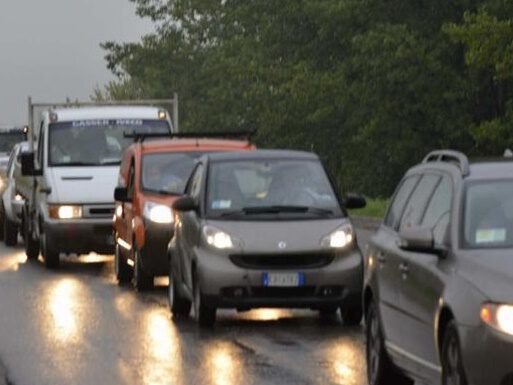 NUOVA ESTENSE: TRAFFICO BLOCCATO DALLA ROTATORIA DI CASTELNUOVO