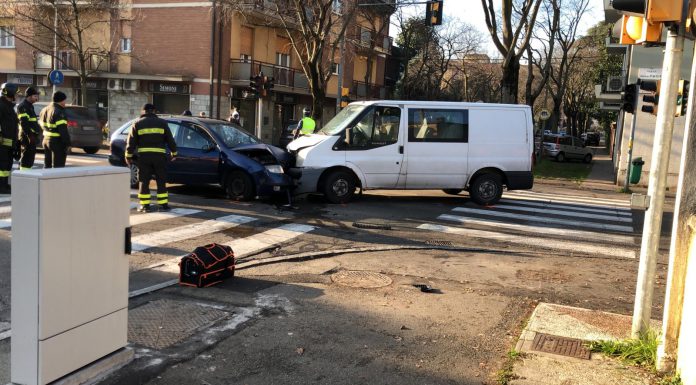 FRONTALE VIA GUARINI, INCIDENTE TRA AUTO E FURGONE
