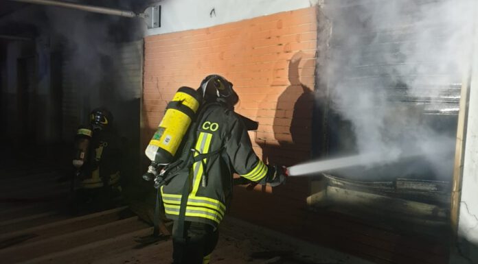 INCENDIO VIA NOBILI, IN FIAMME UN CAPANNONE ABBANDONATO
