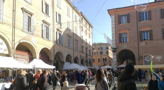 SANTO PATRONO: CENTINAIA DI MODENESI TRA LE BANCARELLE