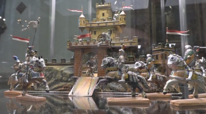 “PICCOLI TESORI DI LATTA”, LA MOSTRA DIVENTA UNA FIABA