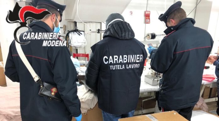 ASSEMBRATI E IN NERO, CARABINIERI CHIUDONO ATTIVITA’ TESSILE CLANDESTINA