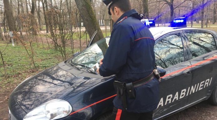 NEL PARCO SENZA MOTIVO: SPUTA VERSO GLI AGENTI CHE LA FERMANO