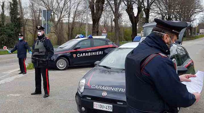 FERMATO, LANCIA SASSI VERSO I CARABINIERI: DENUNCIATO UN 19ENNE A NOVI