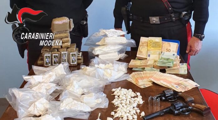 AVEVANO DROGA E DUE PISTOLE: ARRESTATA COPPIA DI MALVIVENTI