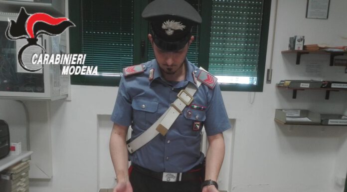 MIRANDOLA, MINACCIA CON UN COLTELLO MOGLIE E FIGLIO CONVERTITI AI TESTIMONI DI GEOVA