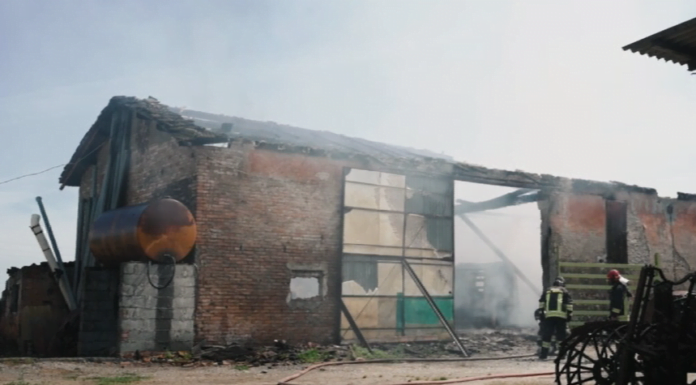 INCENDIO CASTELFRANCO, IN FIAMME DEPOSITO AGRICOLO
