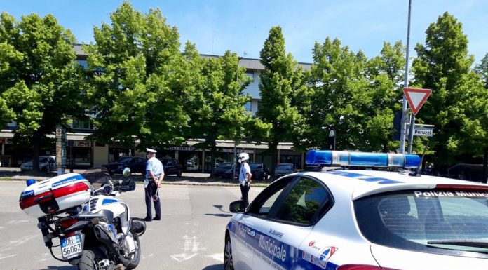 LANCIA UN COLTELLO SUL LUOGO DI LAVORO, DENUNCIATO