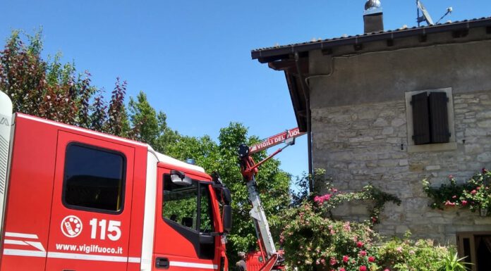 PRINCIPIO D’INCENDIO A FANANO, VIGILI IN AZIONE SUL TETTO