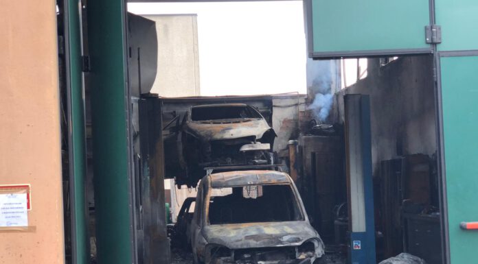 INCENDIO CAMPOGALLIANO, COMPLETAMENTE IN FIAMME UNA CARROZZERIA