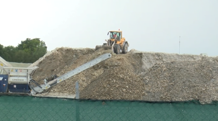 SAN CESARIO, IN CORSO LA RIMOZIONE DEI CUMULI DI VETRO