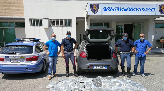 POLIZIA STRADALE, IN MANETTE UN 45ENNE: VIAGGIAVA CON 32 KG DI DROGA