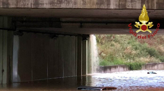 FRANE E ALLAGAMENTI, NOTTE DI LAVORO PER I VIGILI DEL FUOCO A CAUSA DEL MALTEMPO