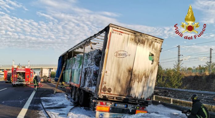 CAMION IN FIAMME IN AUTOSTRADA, TRAFFICO BLOCCATO