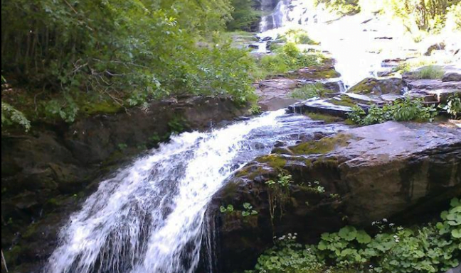 PAURA A FELLICAROLO: BAMBINO CADE LUNGO LA CASCATA DEL DOCCIONE