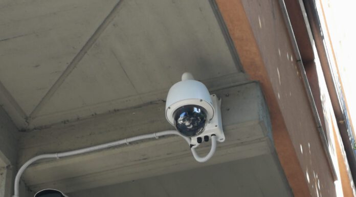 RUBA SU AUTO IN SOSTA, RINTRACCIATO GRAZIE ALLE TELECAMERE