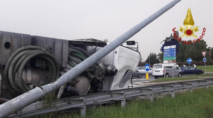ROTONDA GRAPPOLO D’UVA: AUTOCARRO SPURGO SI RIBALTA,TRAFFICO IN TILT