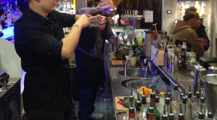 RAPINA AL BAR STADIO: LADRO ARMATO DI COLTELLO FUGGE MA IL BARISTA LO INSEGUE