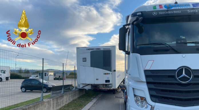 RIMORCHIO SI STACCA E URTA LA CABINA DEL GAS: VIGILI DEL FUOCO IN AZIONE A CASTELNUOVO