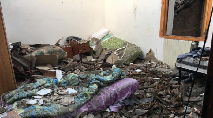 SAN CESARIO, CEDE IL TETTO DI UNA CASA: VIGILI DEL FUOCO IN AZIONE