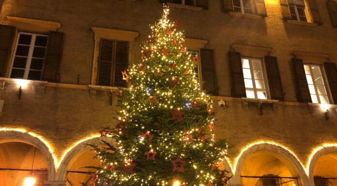CENTRO STORICO, MODENA SI VESTE DI LUCE CON L’ACCENSIONE DELLE LUMINARIE