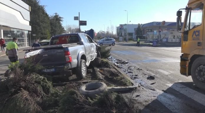 RAFFICA DI INCIDENTI. FRONTALE IN VIA EMILIA EST, SCONTRO FRA 5 AUTO SUL CIALDINI