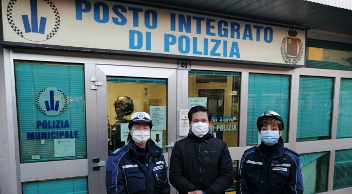 TROVA UN PORTAFOGLIO CONTENENTE 1500 EURO E LO RESTITUISCE ALLA POLIZIA