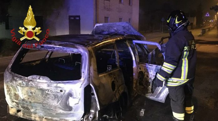 RAVARINO, INCENDIO DISTRUGGE UN’AUTO IN VIA MOROTORTO