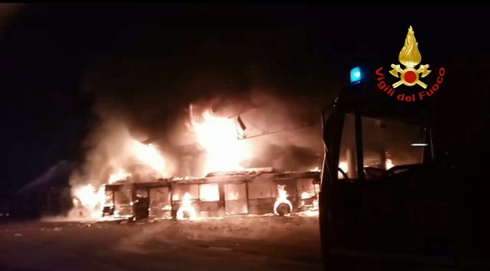 INCENDIO NEL DEPOSITO SETA DI REGGIO EMILIA: DISTRUTTI DALLE FIAMME 15 AUTOBUS