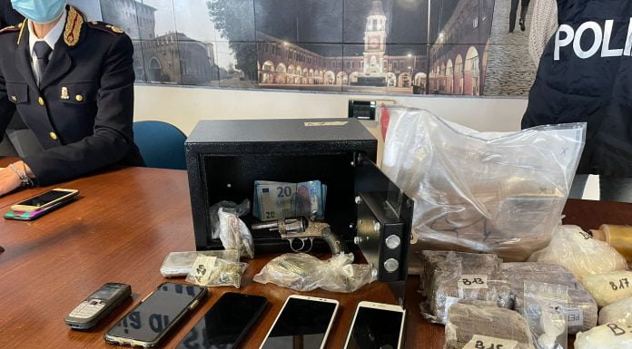 PUSHER FIDANZATI: TENEVANO IN CASA OLTRE 4 CHILI DI DROGA E UN’ARMA DA FUOCO