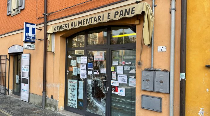 DUE SPACCATE IN UN’ORA: INDAGINI IN CORSO SU UN TUNISINO IRREGOLARE