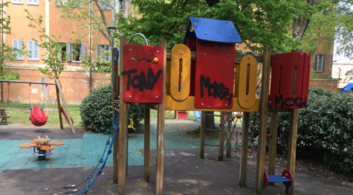 PARCO DUCALE, BABY GANG VANDALIZZA I GIOCHI DEI BAMBINI
