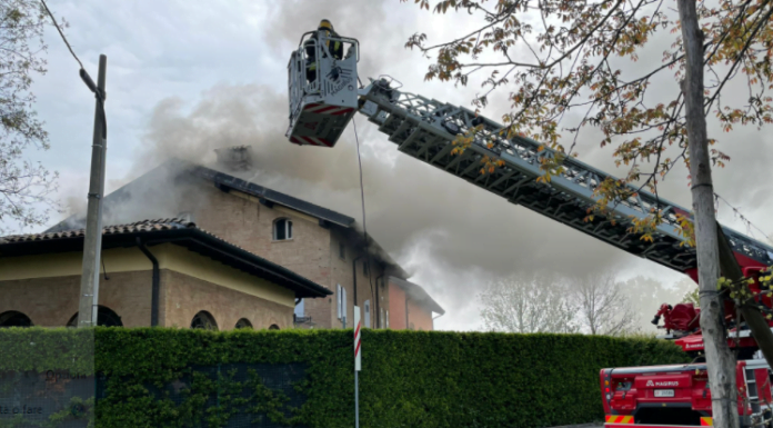 TETTO IN FIAMME, VIGILI DEL FUOCO IN AZIONE IN STRADA MARTINIANA