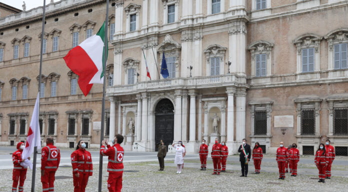PER LA CROCE ROSSA L’ALZABANDIERA IN PIAZZA ROMA