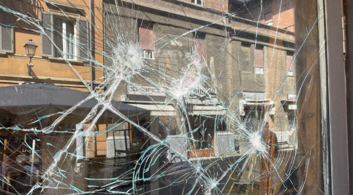 CAOS IN CENTRO, MOLESTA I CLIENTI DI UN RISTORANTE E SPACCA UNA VETRATA