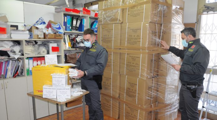 GUARDIA DI FINANZA, VENDE CAMICI SCADENTI. NEI GUAI SOCIETÀ MIRANDOLESE