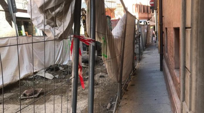 VIA DEI SERVI, I COMMERCIANTI: “RECINZIONI PERICOLANTI E NON SICURE”