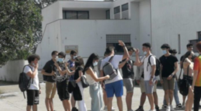 POLO LEONARDO, GLI STUDENTI FESTEGGIANO L’ULTIMO GIORNO DI SCUOLA
