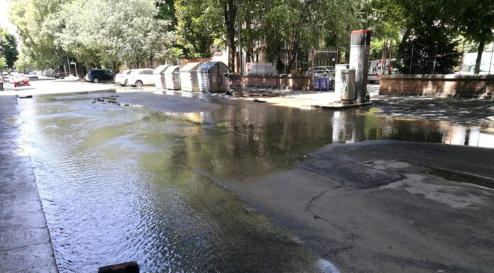 VIA BELLINZONA, SI ROMPE UNA CONDOTTA: STRADA ALLAGATA