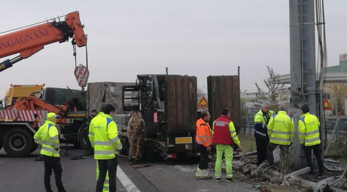SCONTRO IN A1: SCHIANTO TRA DUE CAMION. TRAFFICO IN TILT