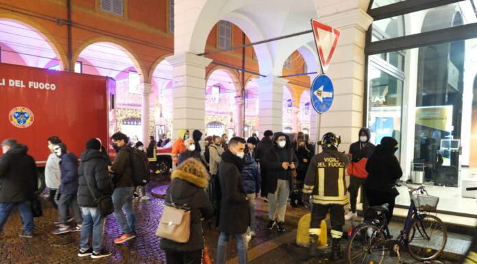 ALLARME BOMBA, EVACUATE LE POSTE E DUE PUNTI VENDITA IN VIA EMILIA CENTRO