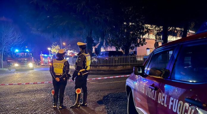 INCENDIO A SAVIGNANO. A FUOCO UNA OFFICINA MECCANICA, 4 SQUADRE DI POMPIERI A LAVORO