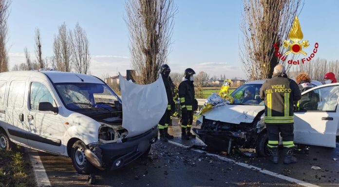 VIGILI DEL FUOCO IN AZIONE A CAVEZZO: SCONTRO TRA DUE MEZZI