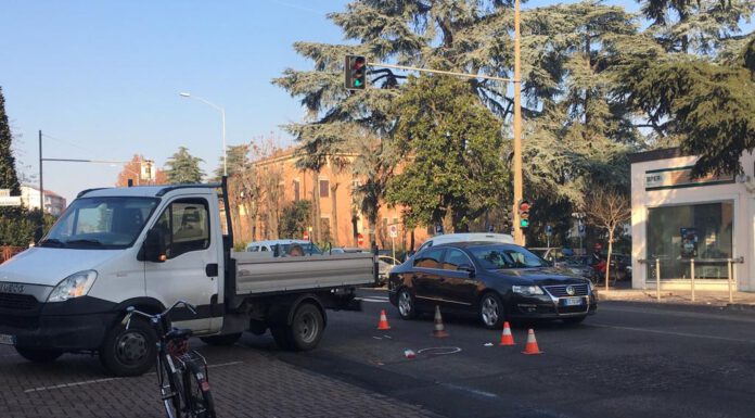 VIA VIGNOLESE, CICLISTA TRAVOLTO DA UN FURGONCINO